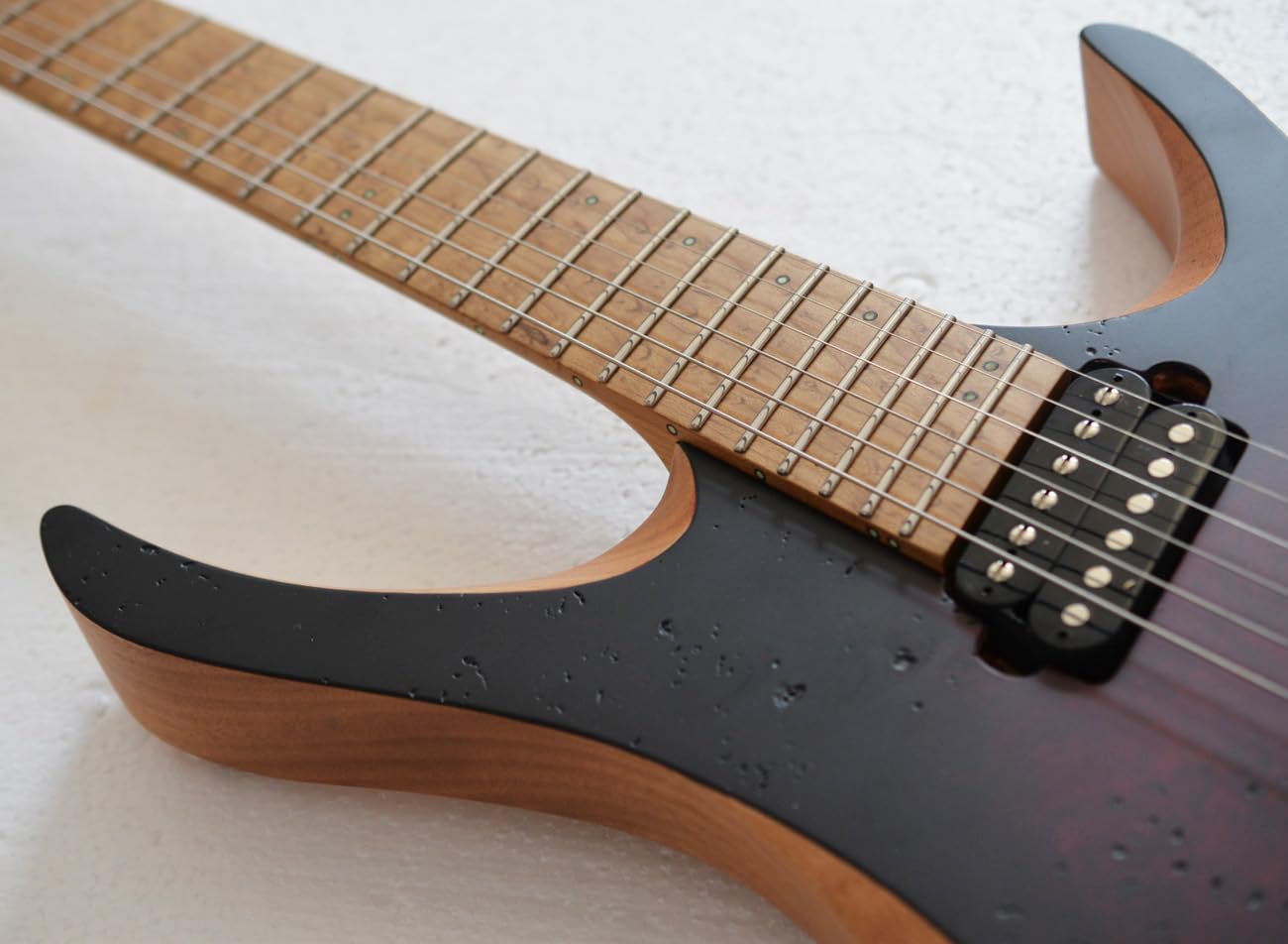 NKguitar ファンドフレット ヘッドレスギター Amazon.co.jp: 2024 NKGuitar Fanned frets 6弦 ヘッドレス エレキ